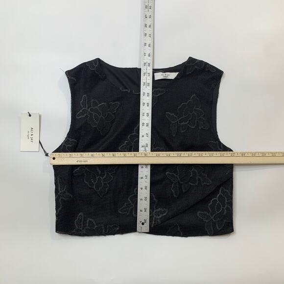 Ali & Jay Top Womens M Medium Embroidered Floral Jewel Neck Back Zip Cropped - Picture 4 of 11